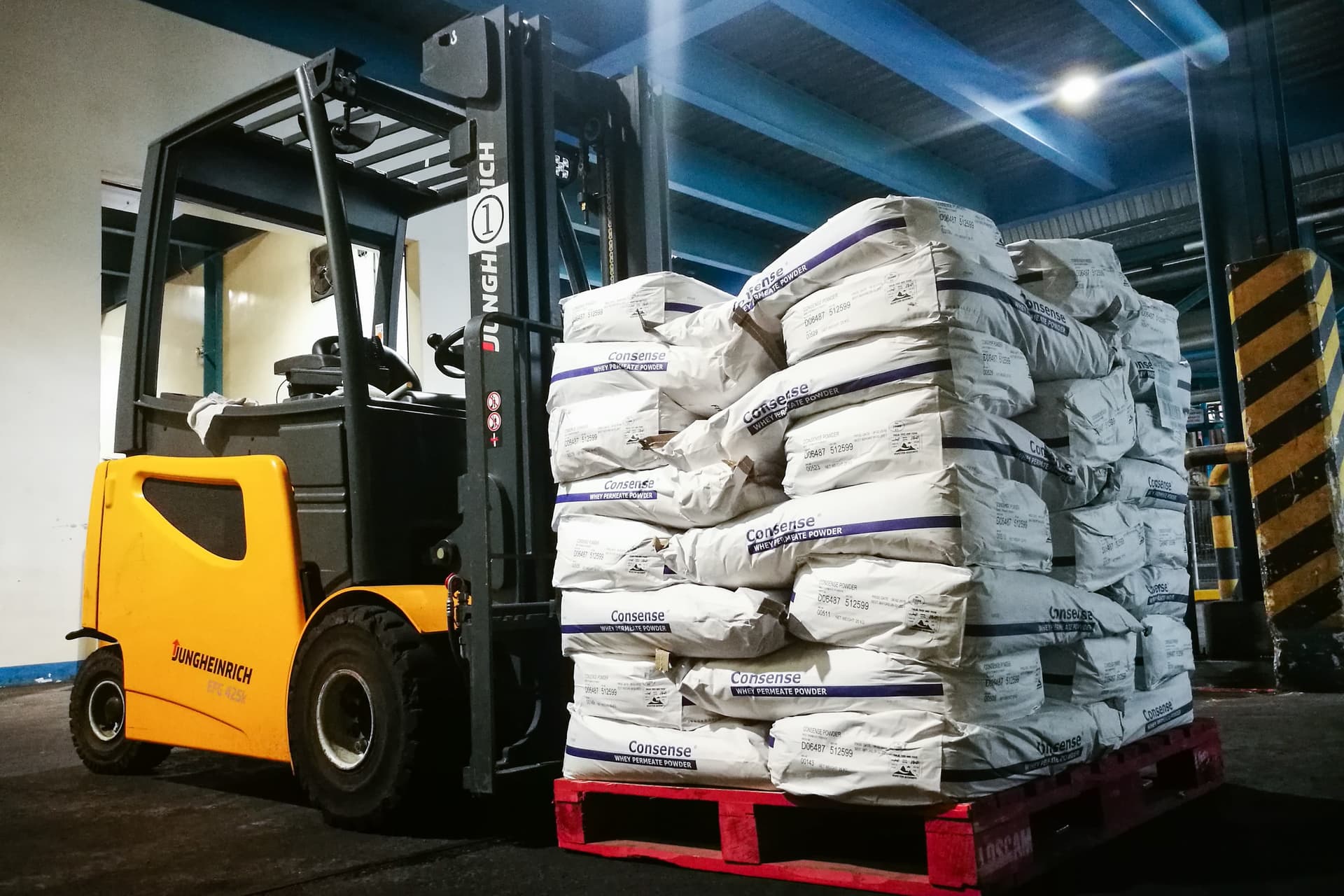 Kiểm định xe nâng là tổ hợp hoạt động kiểm tra, đánh giá tình trạng kỹ thuật của xe nâng dựa trên các tiêu chuẩn, quy chuẩn hiện hành nhằm đảm bảo an toàn trong quá trình sử dụng.