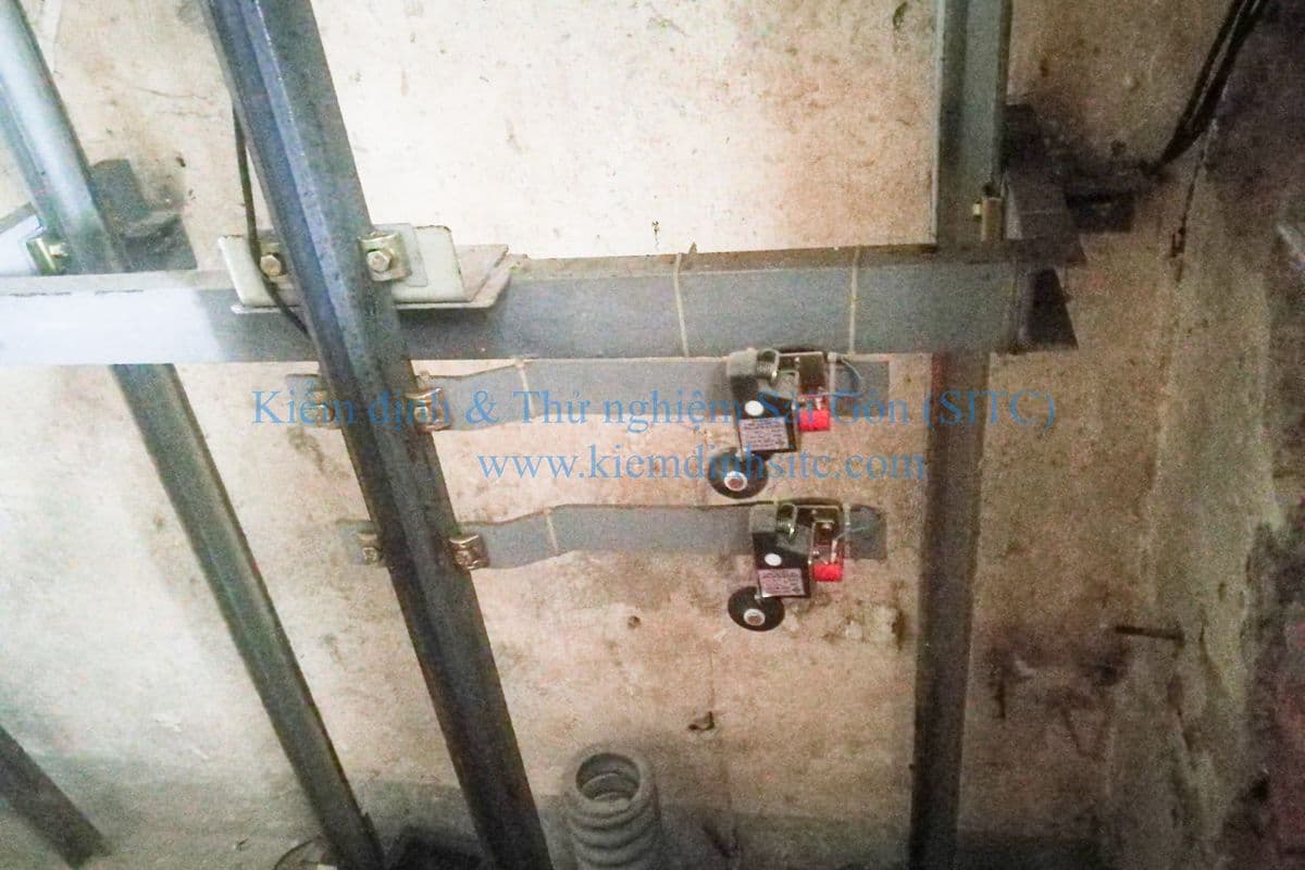 Kiểm tra kỹ thuật giếng thang