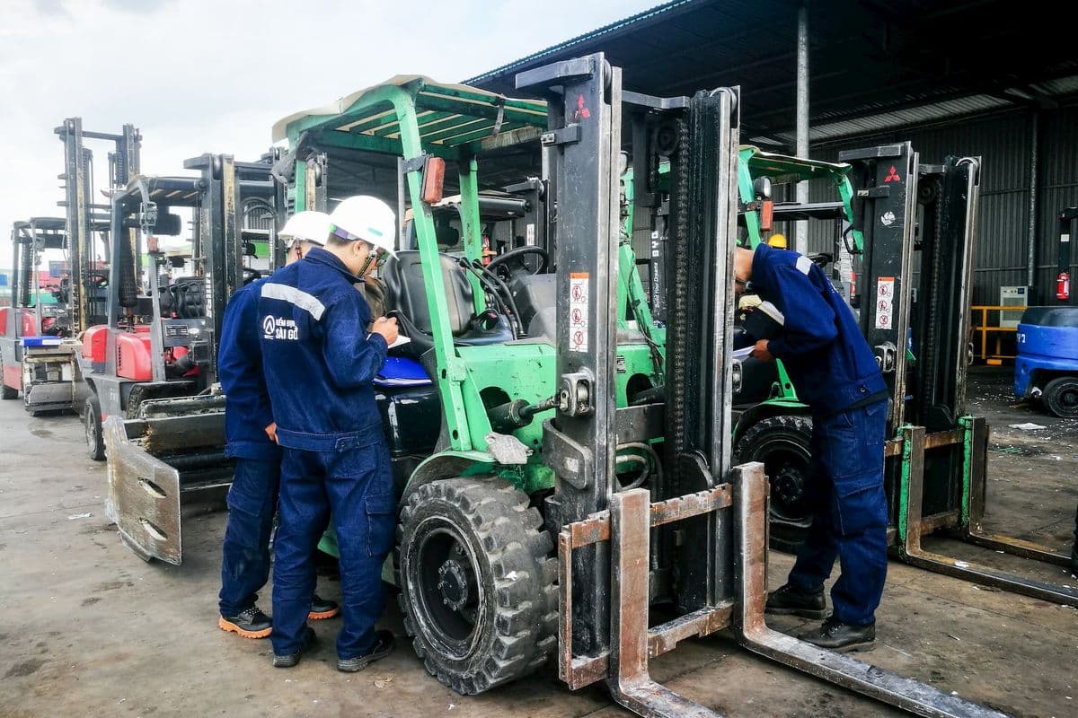 Kiểm định xe nâng hàng tại công ty Leeman