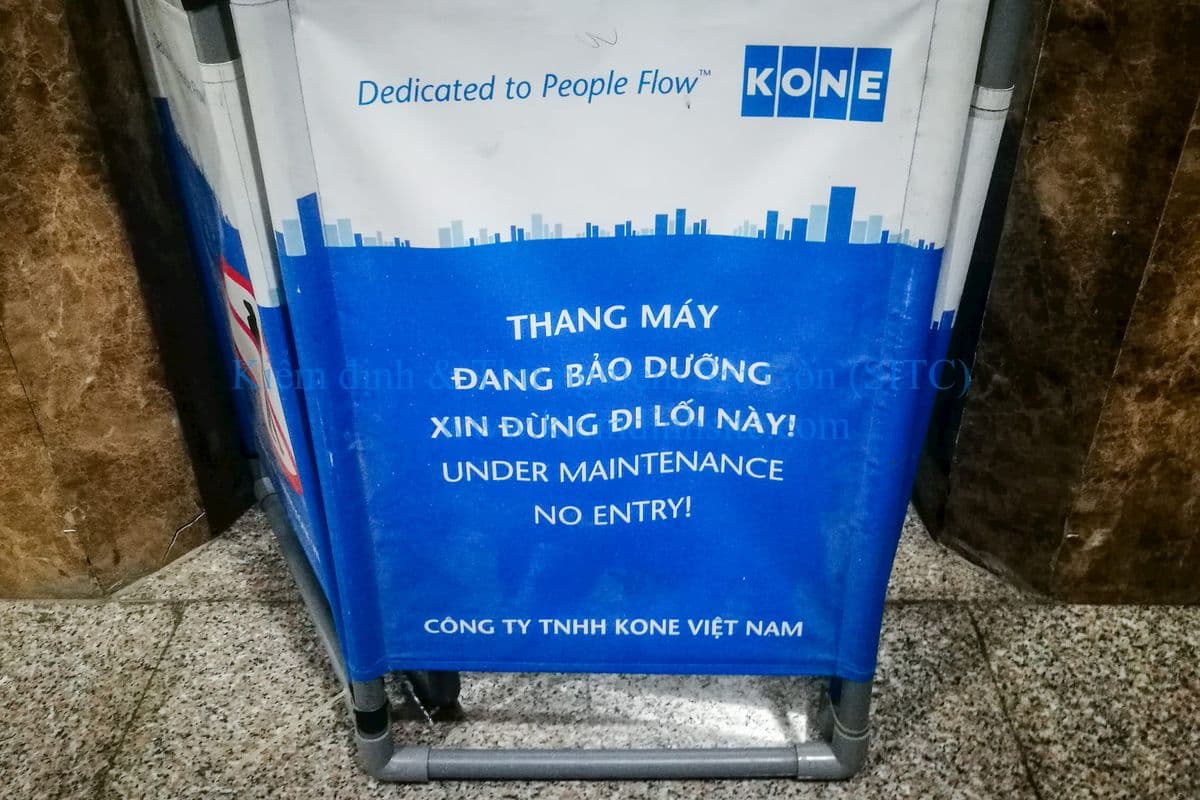 Biển báo thang máy đang sửa chữa