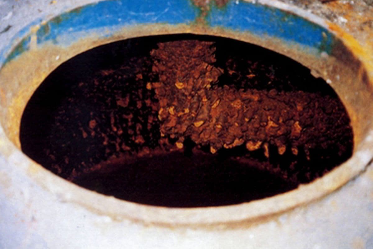 Cáu cặn tích tụ làm phá hủy lò hơi