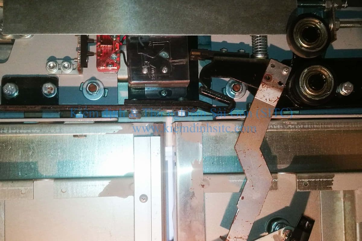 Kiểm tra thiết bị đóng mở cửa tầng thang máy