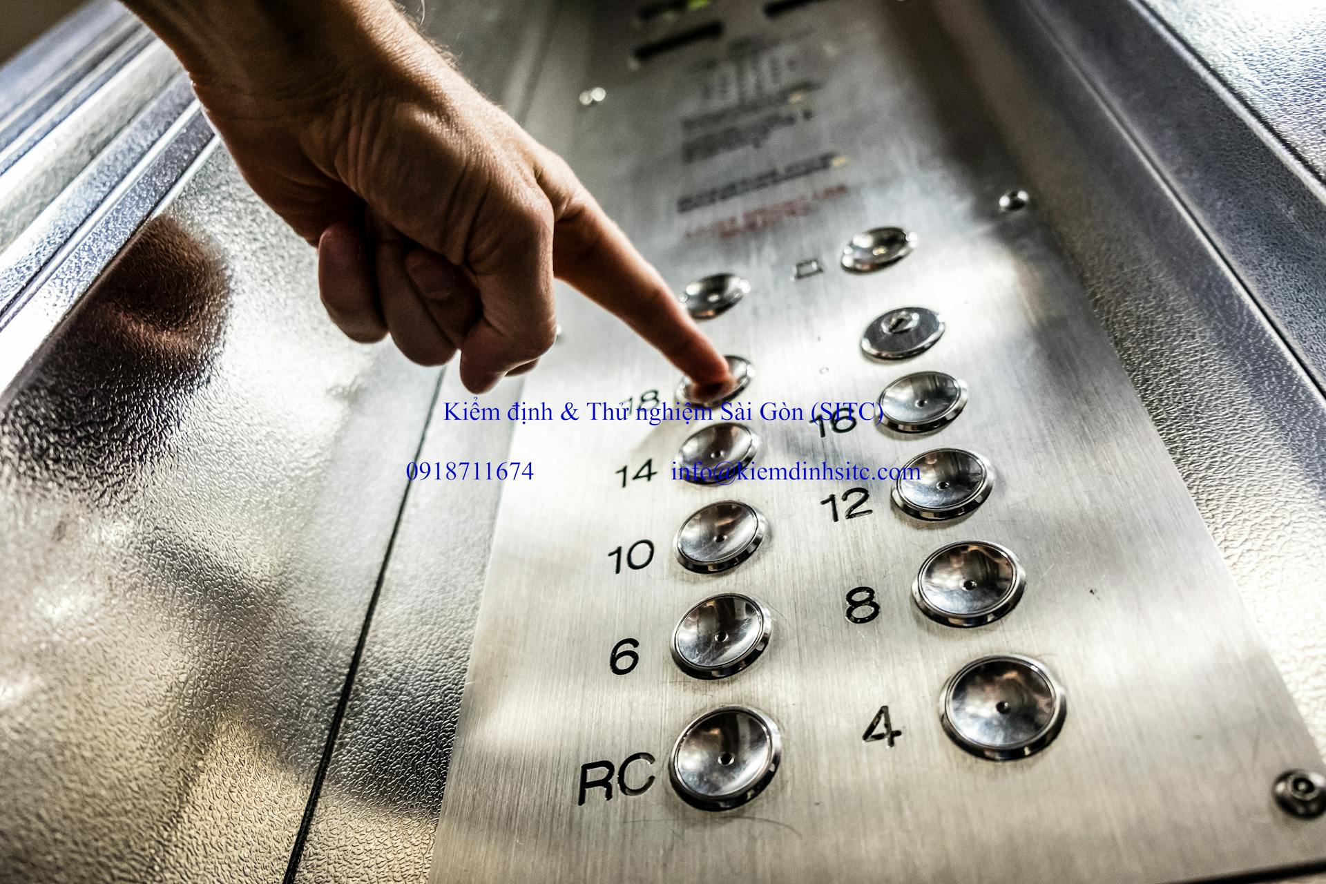 Bảo trì thang máy là tổ hợp kiểm tra kỹ thuật nhằm đảm bảo thiết bị được vận hành liên tục trong an toàn.